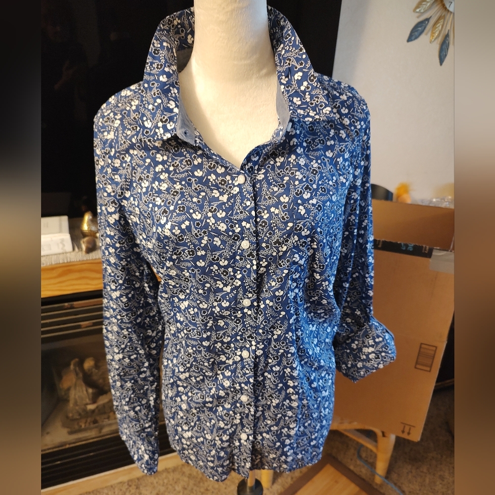 Tommy Hilfiger Floral Blue and White Button-Up Blouse